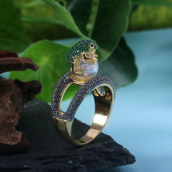 Elegant Frog Design Gold and Black Ring - Picture 2 of 4